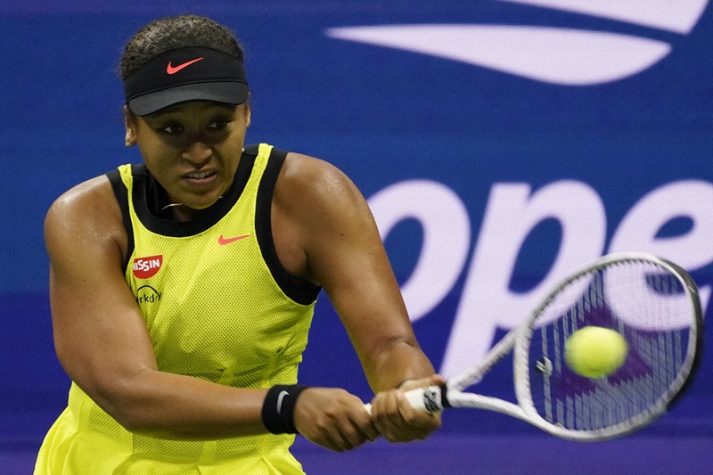 Tennis Naomi Osaka tosses racket, loses US Open match to Fernandez, 18