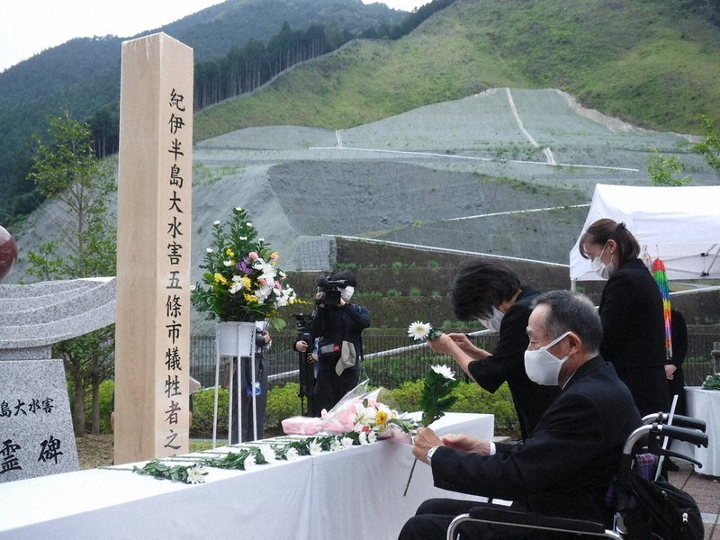 慰霊碑に花を手向ける参列者=五條市大塔町で、高田房二郎撮影
