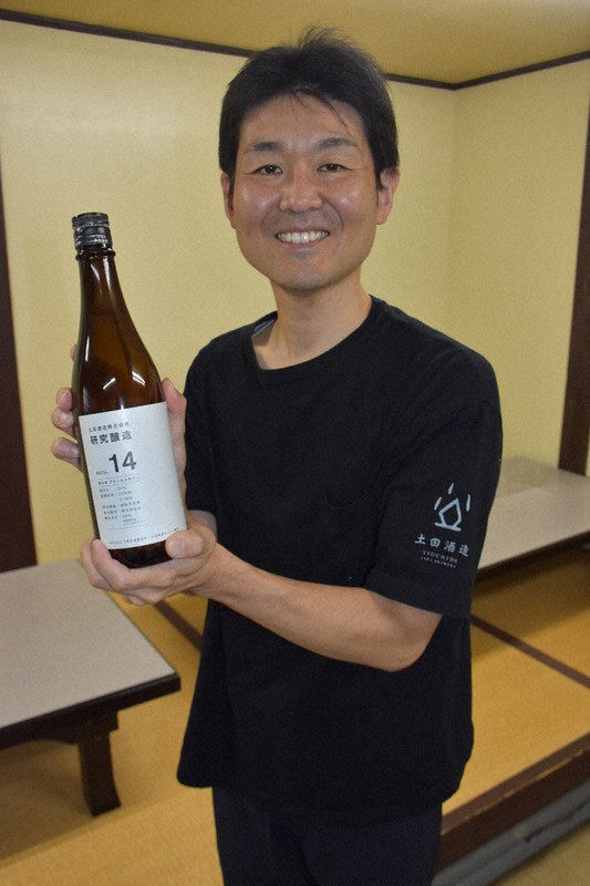 中長粒米「プリンセスサリー」を使った日本酒「研究醸造 Data14」を紹介する土田酒造の土田祐士社長=群馬県川場村で、庄司哲也撮影