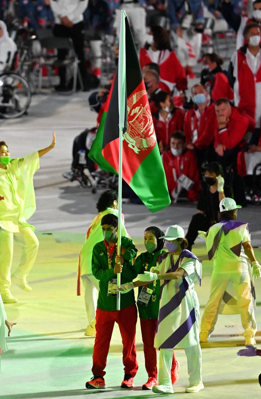 パラ閉会式にアフガニスタン2選手が参加 開会式は参加できず 毎日新聞