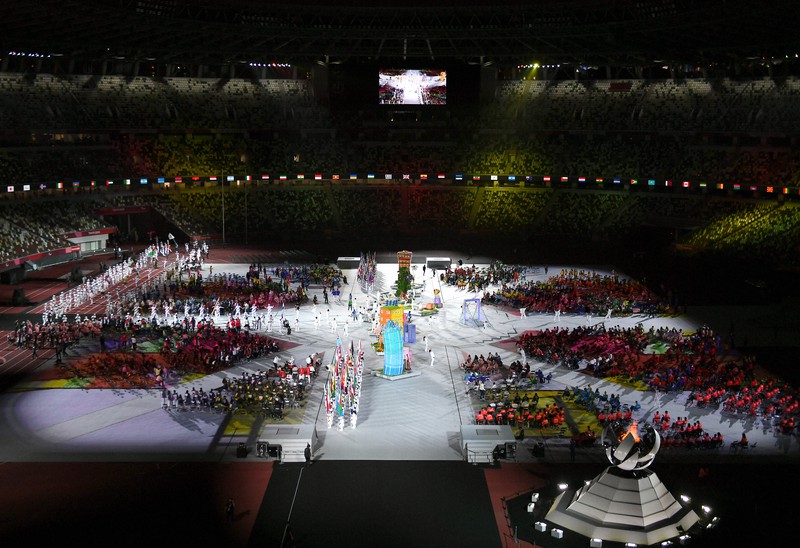 閉会式「オリパラ一体」五輪選手とパラ選手、日本国旗を手に行進