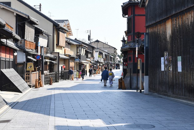 かつては外国人観光客らであふれていた京都の花見小路も人通りは少なく=京都市東山区で2020年4月4日、川平愛撮影