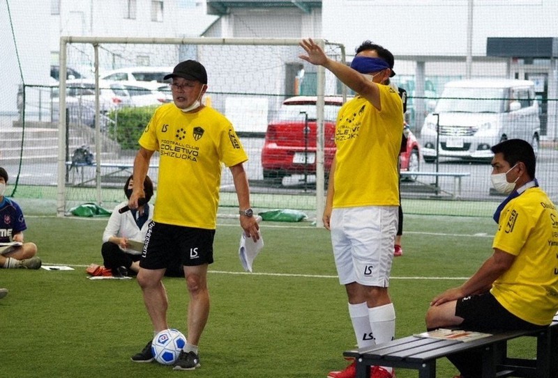 ブラインドサッカーの体験会で、マイクを持って説明する瀬戸脇(左)=本人提供