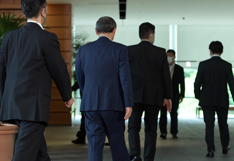 自民党総裁選不出馬について記者団の取材を終える菅義偉首相(左から2人目)=首相官邸で2021年9月3日午後1時9分、竹内幹撮影