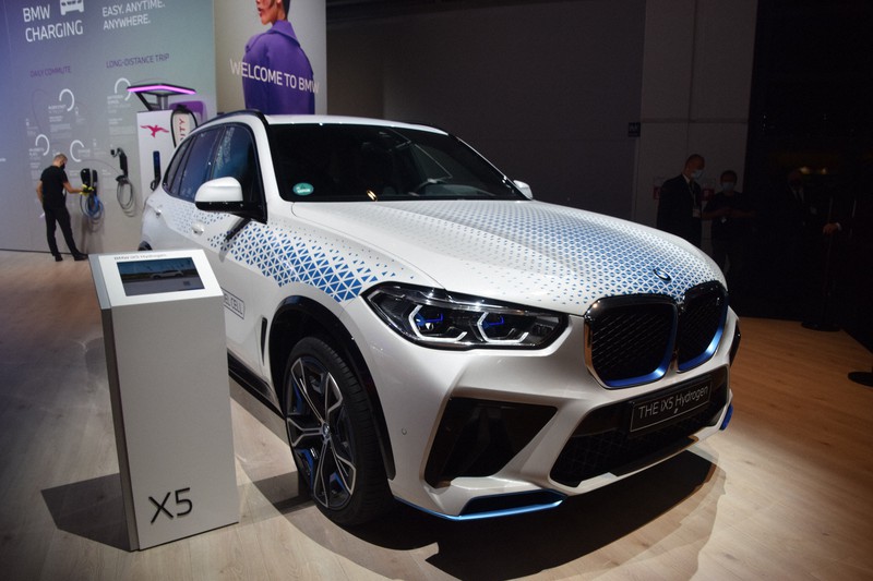 ミュンヘン国際自動車ショーで初公開されたBMWの燃料電池車=ドイツ南部ミュンヘンで6日、横山三加子撮影