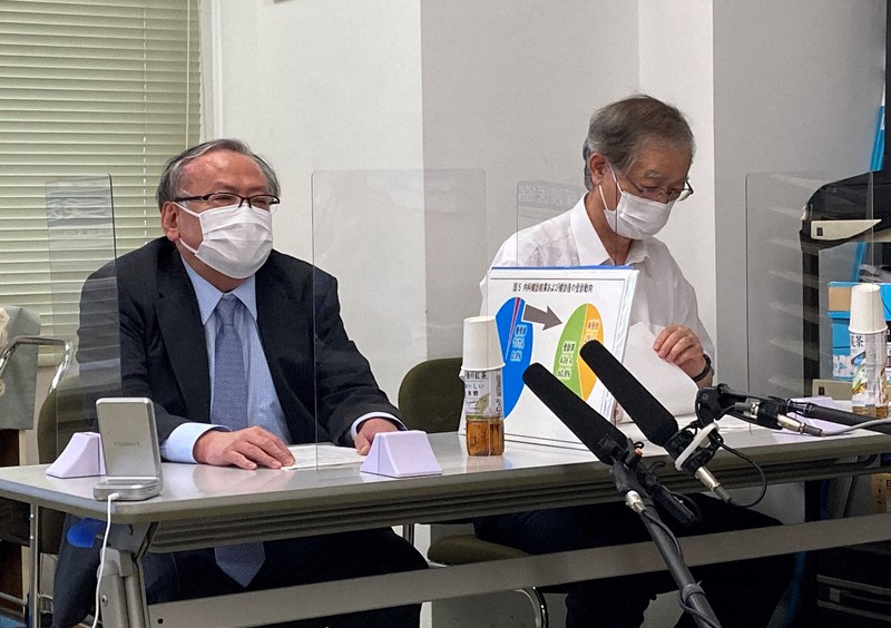 コロナ禍を背景に学校検診で「要受診」となった後の未受診率が増えているとする調査結果を公表する石川県保険医協会の三宅靖会長(左)ら=金沢市内で、2021年9月2日、阿部弘賢撮影