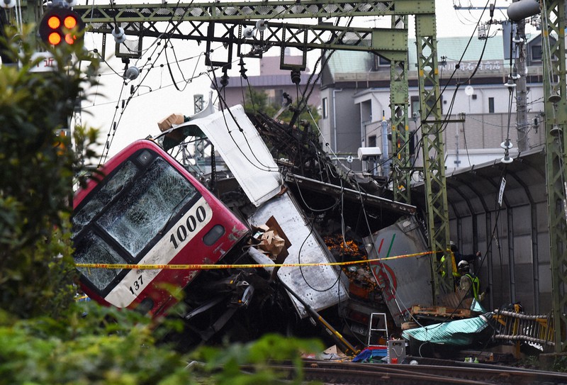 トラックと衝突して脱線した京急電鉄の電車=横浜市神奈川区で2019年9月5日、滝川大貴撮影