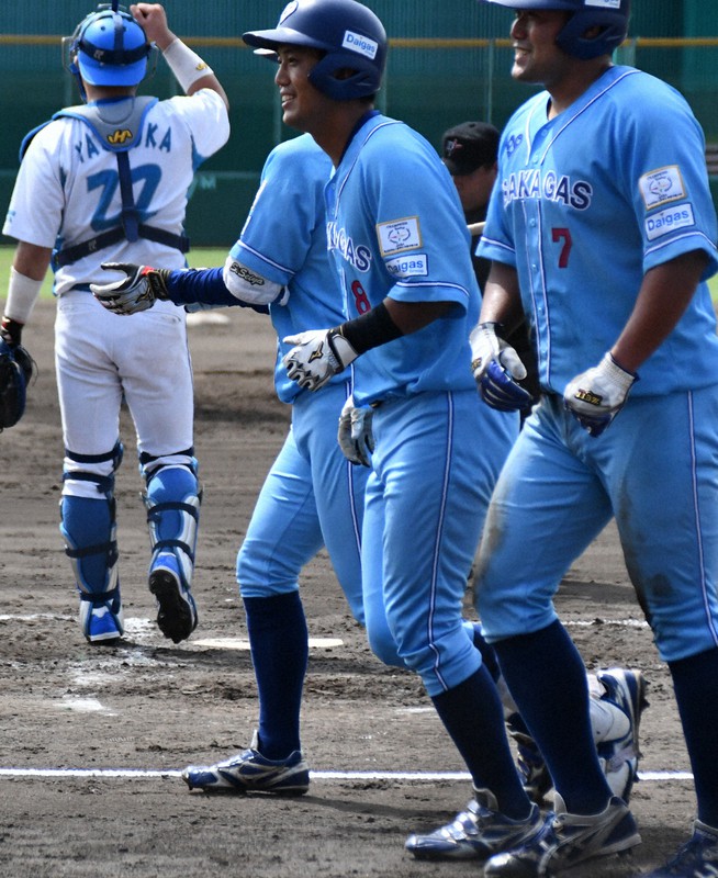 【大和高田ク-大阪ガス】二回裏大阪ガス無死二塁、中越えに先制2ランを放ち笑顔の三井(中央)=わかさスタジアム京都で2021年9月7日午前10時13分、伝田賢史撮影