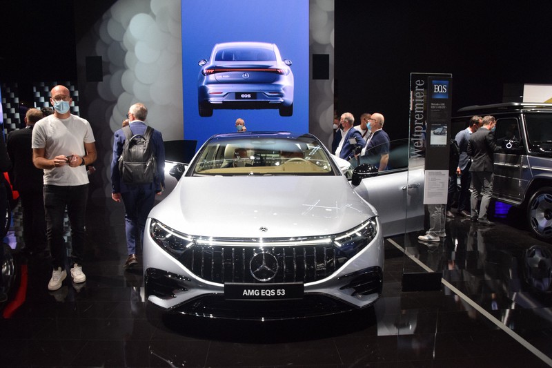 メルセデス・ベンツの新型高級セダン電気自動車「EQS」=ドイツ南部ミュンヘンで6日、横山三加子撮影