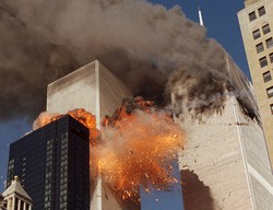 2機目が突っ込み、炎を上げる世界貿易センタービル＝2001年9月11日、AP