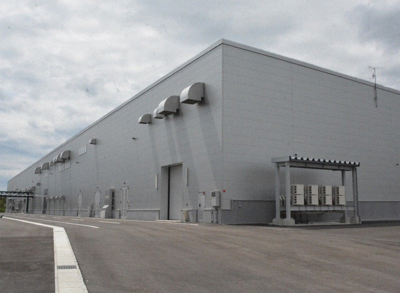 製造設備の搬入を待つ貸し工場。建物の中は2020年12月から空き家状態という=山形県飯豊町添川で2021年5月14日、佐藤良一撮影