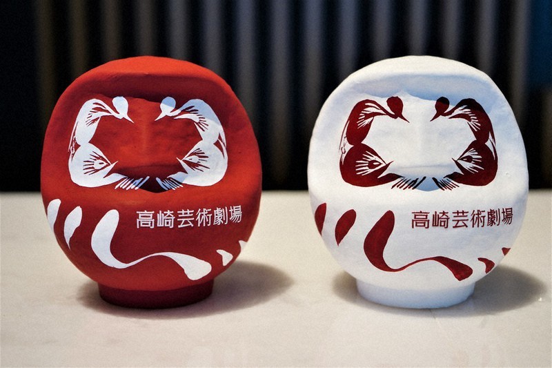高崎芸術劇場が紅白だるま発売 オリジナルグッズ 群馬 毎日新聞