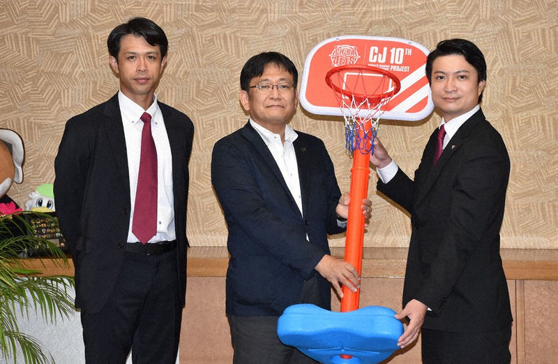 神谷市長(中央)にミニゴールを手渡す千葉ジェッツふなばしの田村社長(右)=千葉市中央区の千葉市役所で2021年9月1日、柴田智弘撮影