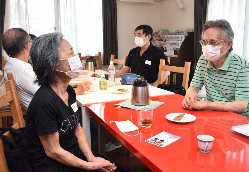 認知症カフェで参加者と話す竹内弘道さん(右から1人目)=東京都目黒区五本木のDカフェ・ラミヨで、中川友希撮影
