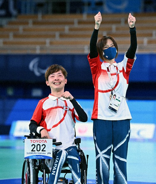 ボッチャ個人(脳性まひBC2)で金メダルを獲得し、喜ぶ杉村英孝選手(左)=東京・有明体操競技場で1日、徳野仁子撮影