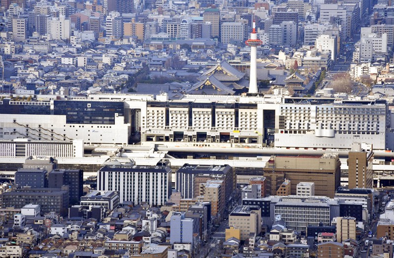 京都駅八条口周辺のホテル群=京都市内で2020年12月28日午後2時17分、本社ヘリから加古信志撮影