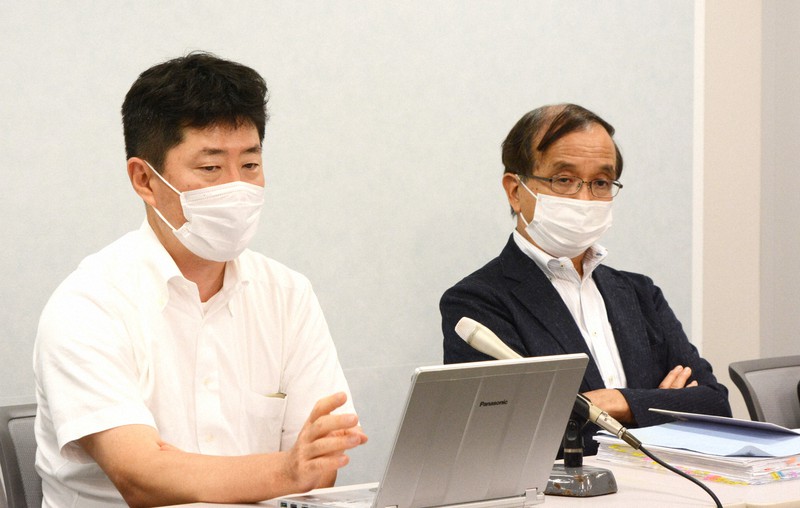 大阪地裁で開かれた進行協議後に記者会見する赤木雅子さんの代理人弁護士ら=大阪市北区で2021年9月8日午後2時53分、山本康介撮影
