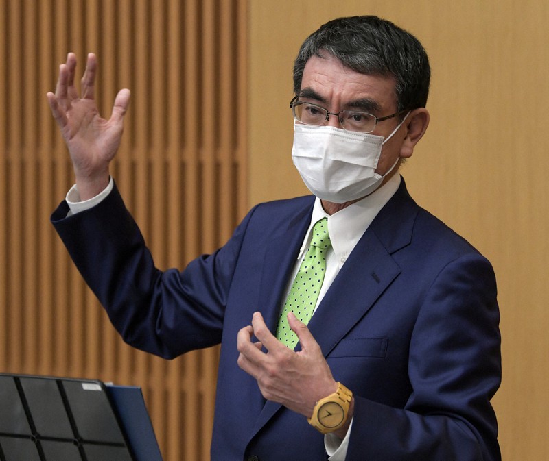 記者団の質問に答える河野太郎行政改革担当相=東京都千代田区で2021年9月8日午後3時5分、竹内幹撮影