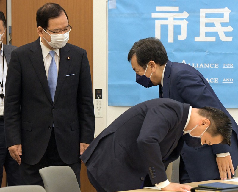 「市民連合」との会合で言葉を交わす立憲民主党の枝野幸男代表（右）と共産党の志位和夫委員長（左）＝参院議員会館で2021年9月8日午前8時43分、竹内幹撮影