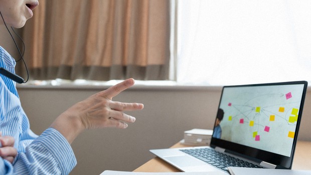 在宅勤務で 常にイヤホン 30代男性の 難聴リスク 産業医の現場カルテ 佐藤乃理子 毎日新聞 経済プレミア