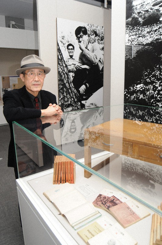 岸上大作の没後60年展を訪れた福島泰樹さん=姫路文学館で2020年12月4日、花牟礼紀仁撮影