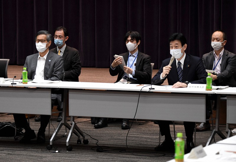 新型コロナウイルスに関する基本的対処方針分科会の冒頭で発言する西村康稔経済再生担当相(右から2人目)と尾身茂会長(左端)=東京都千代田区で2021年9月9日午前9時11分、竹内紀臣撮影
