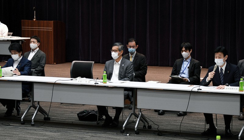 新型コロナウイルスに関する基本的対処方針分科会に出席する(前列右から)西村康稔経済再生担当相、尾身茂会長、田村憲久厚生労働相=東京都千代田区で2021年9月9日午前9時8分、竹内紀臣撮影