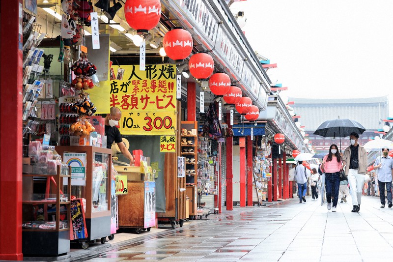 緊急事態宣言の影響を受ける浅草寺前の仲見世商店街。人形焼きの店先には「店が緊急事態」と張り紙がされていた=東京都台東区で2021年9月9日午後1時16分、梅村直承撮影