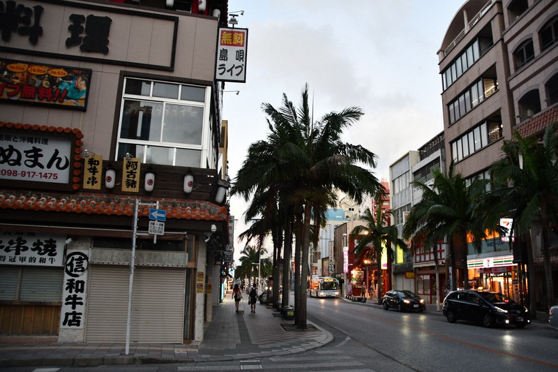 観光客の姿も少なく、シャッターを閉めたままの店舗が増えた国際通り=那覇市で2021年9月9日午後6時42分、遠藤孝康撮影