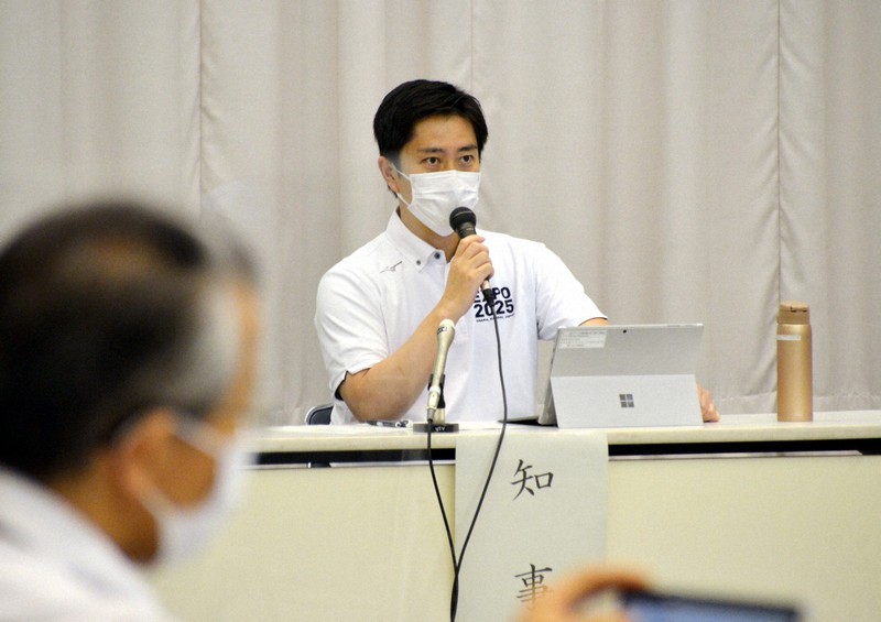 大阪府新型コロナウイルス対策本部会議の冒頭、府内の感染状況について述べる吉村洋文知事=大阪市中央区で2021年9月9日午後5時34分、松本光樹撮影