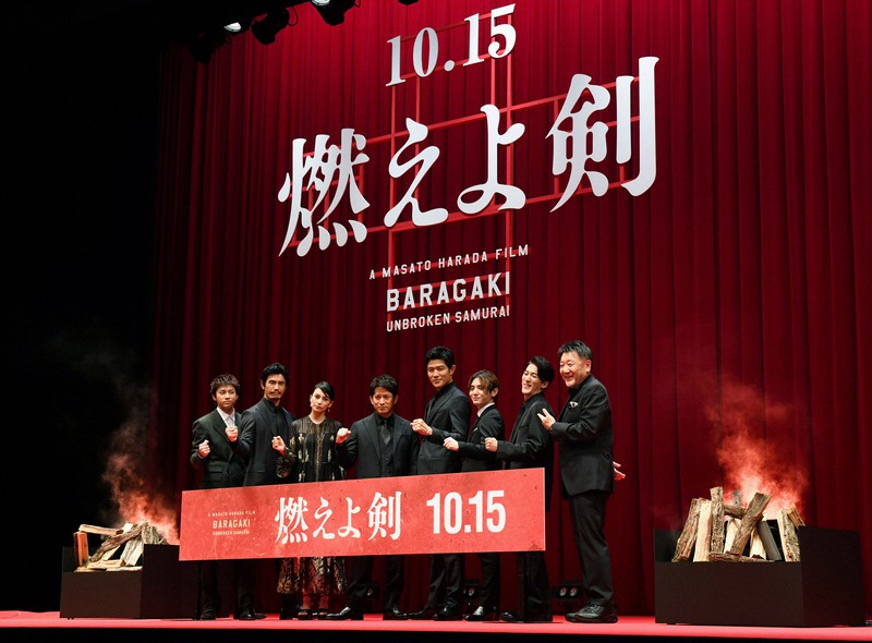 映画「燃えよ剣」の完成報告イベントで舞台上であいさつする(左から)山田裕貴さん、伊藤英明さん、柴咲コウさん、岡田准一さん、鈴木亮平さん、山田涼介さん、尾上右近さん、原田真人監督=東京都港区で2021年9月9日、西夏生撮影