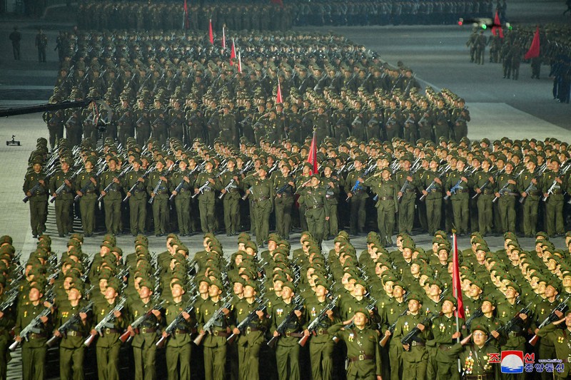 北朝鮮が建国記念日に軍事パレード 金正恩総書記も出席 [写真特集1/5