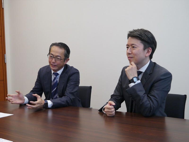 東京海上AMの「ジャパン・オーナーズ」では「創業者の娘婿」にも注目する(左から中川喜久さん、吉田琢さん)
