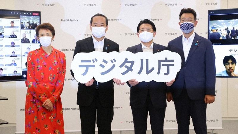 デジタル庁の発足式で記念撮影に応じる平井卓也デジタル相(右から2人目)ら=東京都千代田区で2021年9月1日、長谷川直亮撮影