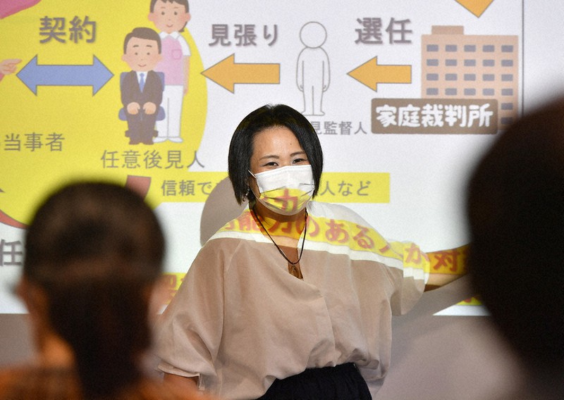 講演する終活カウンセラーの藤井奈緒さん=東大阪市で2021年9月4日、山田尚弘撮影