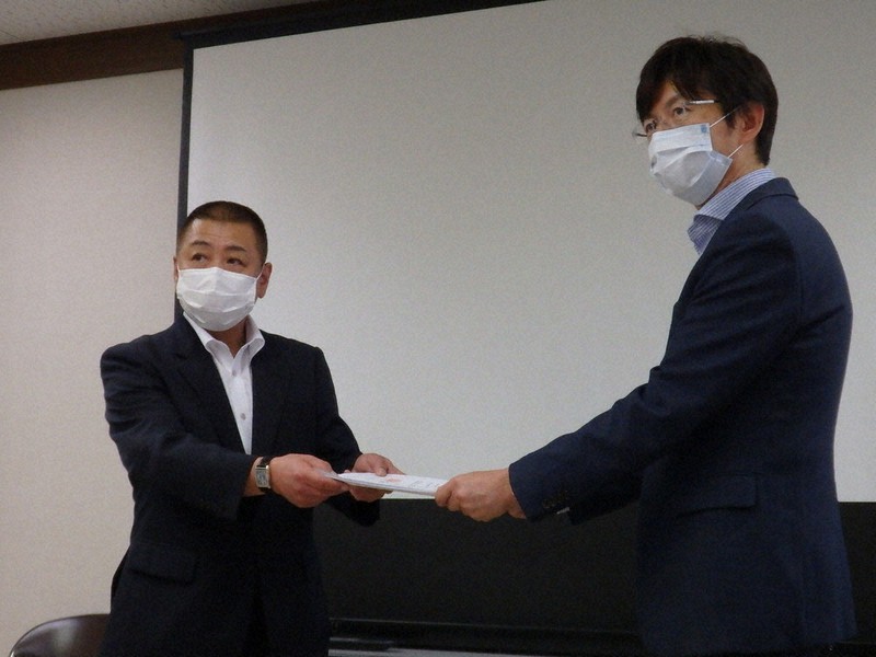 飲食店への時短要請を県内全域に拡大するよう求める要望書を県の担当者に手渡す県飲食業生活衛生同業組合の横田博安理事長(左)=盛岡市で2021年9月9日、安藤いく子撮影