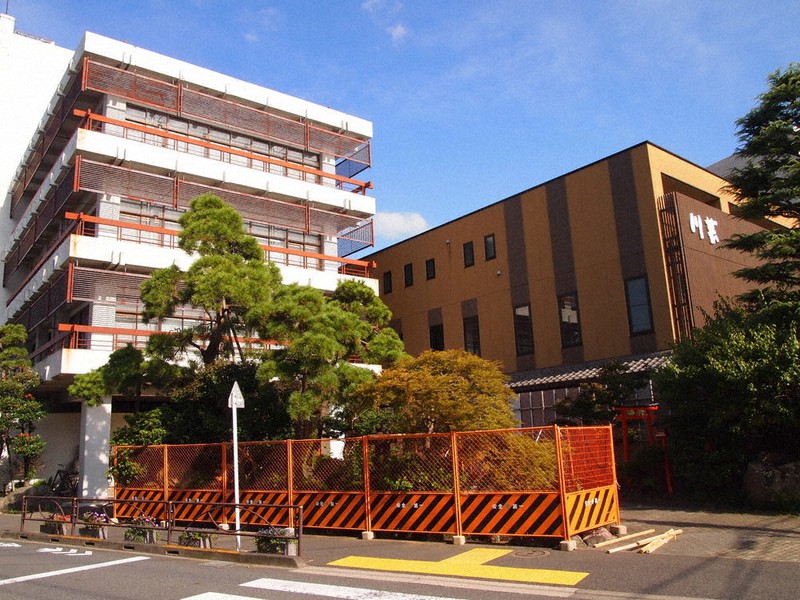 閉店した老舗料亭「川甚」の本館(左)と新館。本館は解体され、新館は葛飾区が活用する予定=葛飾区柴又7で2021年9月7日午後3時7分、柳澤一男撮影