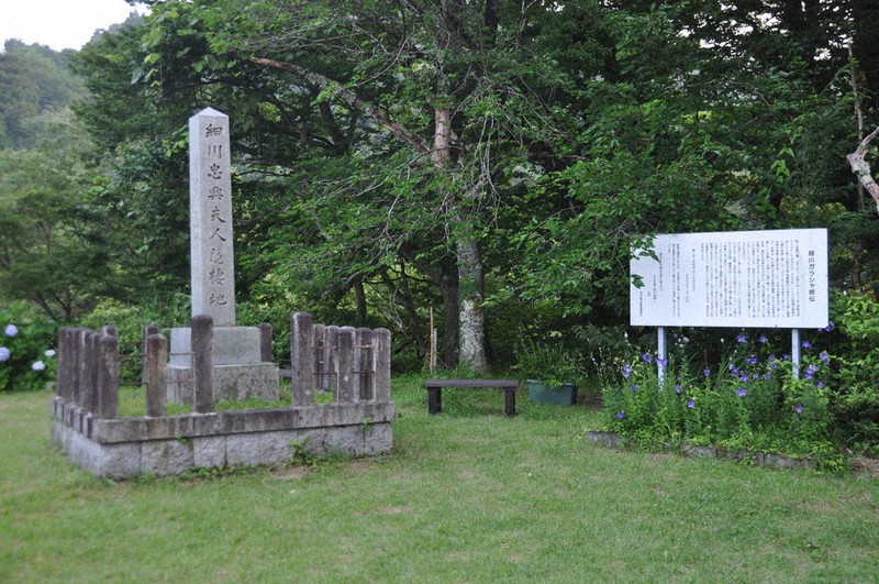 今も多くの人が訪ねる「ガラシャの碑」=京都府京丹後市弥栄町味土野で2019年7月17日、塩田敏夫撮影