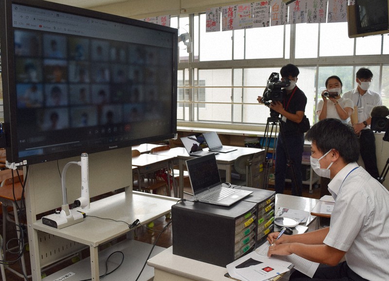初めてのオンライン授業で、画面越しに健康と出欠確認をする担任教諭=総社市立総社東小学校で2021年9月9日午前9時42分、小林一彦撮影(画像の一部を加工しています)