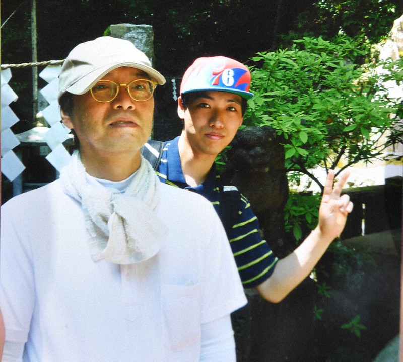 2012年に大橋尚也さん(右)が父親と高尾山(東京都八王子市)に登った時に一緒に撮った写真。大橋さんにとって大事な1枚だ=大橋さん提供
