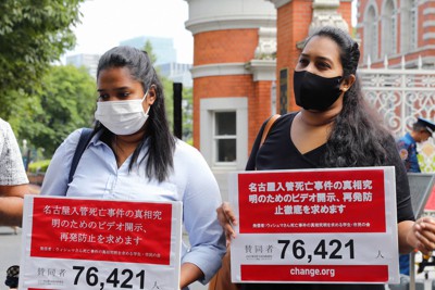 法務省前で取材に応じる、ウィシュマ・サンダマリさんの妹ワユミさん（左）とポールニマさん＝東京都千代田区で2021年9月10日午前10時7分、長谷川直亮撮影