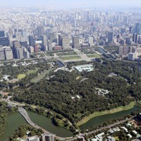 東京の高層ビル群。手前は皇居＝東京都千代田区で、本社ヘリから幾島健太郎撮影