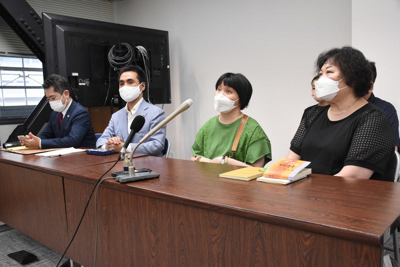 判決後、記者会見に臨む原告の新納茜さん(右から2人目)ら=広島市中区で2021年9月10日午後2時28分、佐藤緑平撮影
