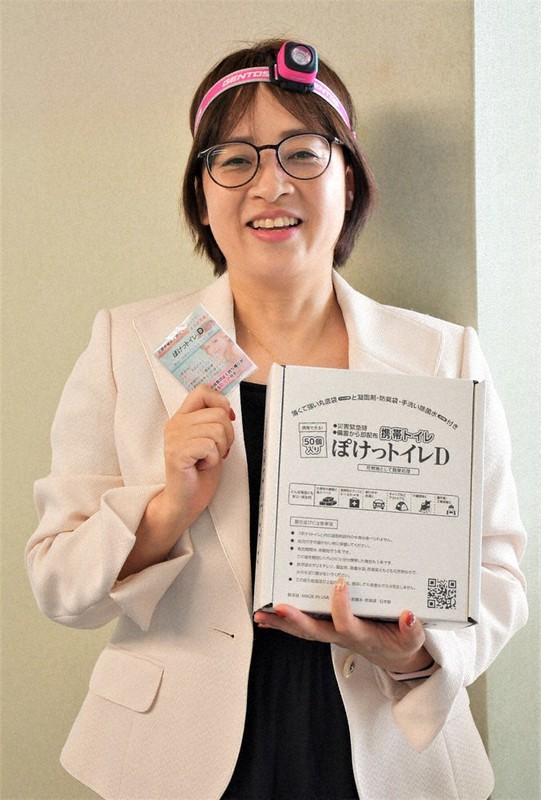 防災士や防災備蓄収納マスタープランナー、野洲市女性消防団など、さまざまな肩書を持つ南あきこさん=滋賀県草津市役所で2021年9月6日午後2時34分、礒野健一撮影
