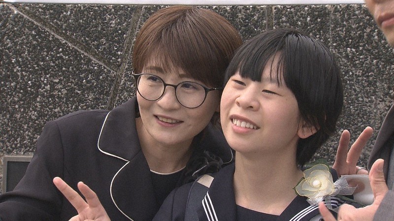 長崎大教育学部付属特別支援学校の卒業式で記念撮影する杏樹さん(右)と母・佳子さん