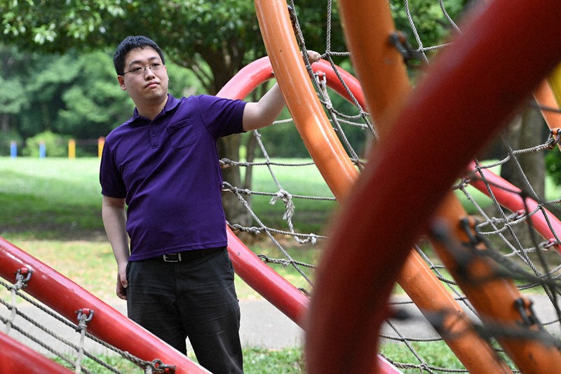 幼いころ父親と遊んだ公園の遊具を見つめる大橋尚也さん=大西岳彦撮影