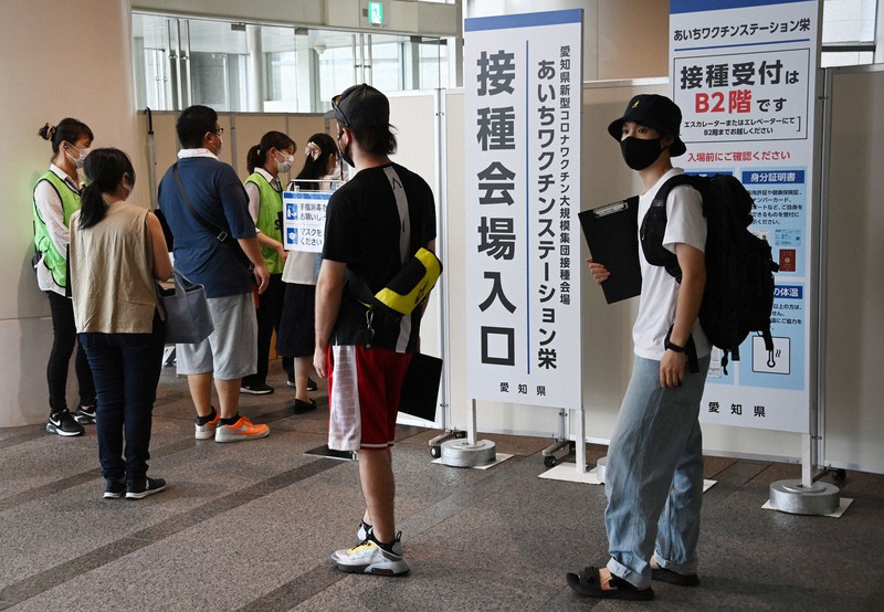 開所した「あいちワクチンステーション栄」に入る人たち=名古屋市東区の愛知芸術文化センターで2021年9月11日、兵藤公治撮影