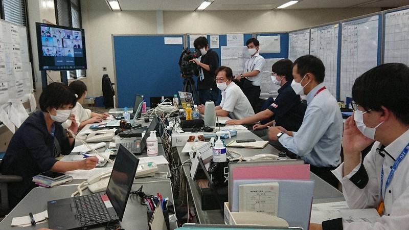 コロナ患者受け入れ病院などが参加する八王子市の地域医療体制支援拠点のオンライン会議=同市役所で