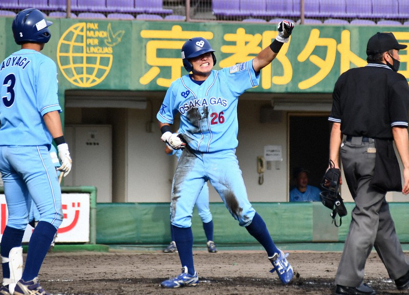【日本生命-大阪ガス】六回裏大阪ガス無死二塁、鳥飼の中前適時打で吉沢(中央)が生還し1点を追加=わかさスタジアム京都で2021年9月11日午後3時55分、伝田賢史撮影