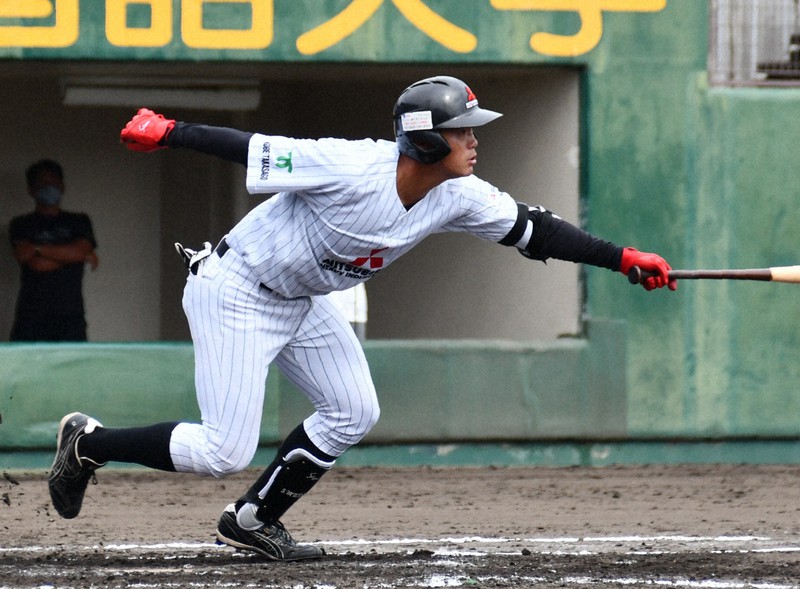 【三菱重工West-日本新薬】三回表三菱重工West1死二、三塁、西岡が中前へ2点適時打を放つ=わかさスタジアム京都で2021年9月12日、伝田賢史撮影